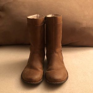 tan Ugg boots, size 6
